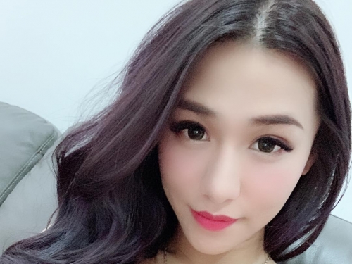 衣櫃裡面怎麼有正妹？「Aqq cami」性感睡衣躲衣櫃　S形曲線太誘惑！