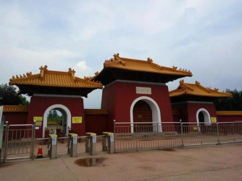 他是唯一為自己撰寫碑記的帝王，跪拜祖墳時墳塌、去世後孫權看門