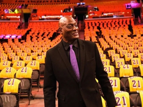 NBA》湖人退休21號！洛城野火後首戰高掛球衣　Michael Cooper心情沈重