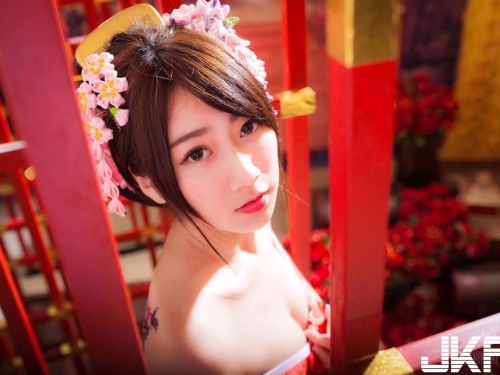 忍不住拉下來！清新「和服嫩妹」邪惡視角，往下一看白嫩長輩都露出來了！