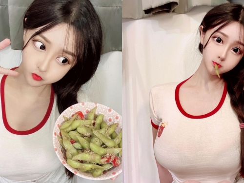 童顏正妹「恩兒」吃毛豆好誘惑，「超兇曲線」把圓領T撐好開！