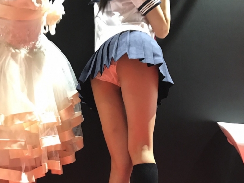 超聽話！日本AV成人展「原味內褲」衣服全脫了！她們自己把裙子給掀起來... 太狂了！