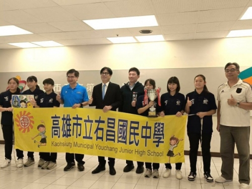 足球》右昌國中、瑞祥高中女足隊創佳績 陳其邁頒發補助金