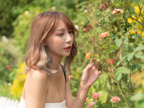 花博公園「短髮美乳辣妹」展現超完美身材！迷人的彎腰視角好吸睛
