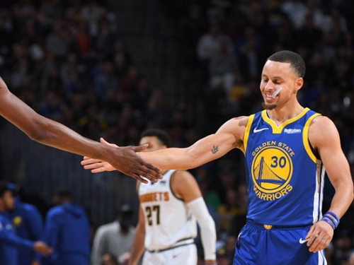恐怖勇士重返地表！首節狂轟濫炸51分破NBA紀錄，拉下金塊重返西區龍頭