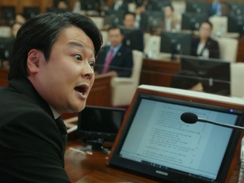 王世堅客串演出？韓國爆笑喜劇《政客誠實中2》驚見台灣議員　網友讚：笑到腹肌跑出...