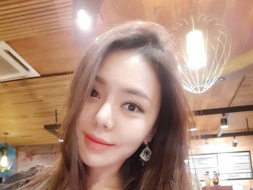 正妹挖空背心露「嫩白蟻腰」，自備一對「飽滿奶球」上健身房，火辣曲線讓人無法專心
