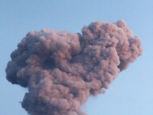 印尼梅拉比火山噴發 岩漿流出火山灰遮天