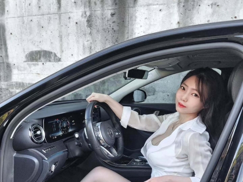 第一次看到有人這樣賣車的！正妹中古車業務爆乳催買氣