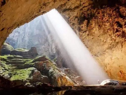 世界上最大的洞穴，可容納72億人，裡面有湖泊、河流及森林