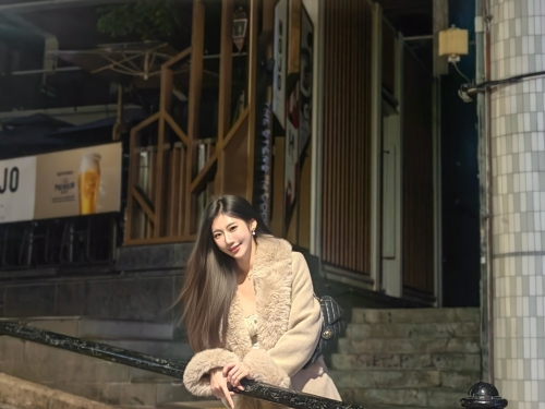 甜美正妹「比特」比基尼辣搭遊艇，「雪白美體」在太陽底下發光！