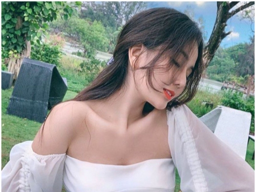 根本越南版「沈月」！18 歲正妹「Vo Ngoc Tran」穿制服、胸前爆出　不科學身材超誘人！