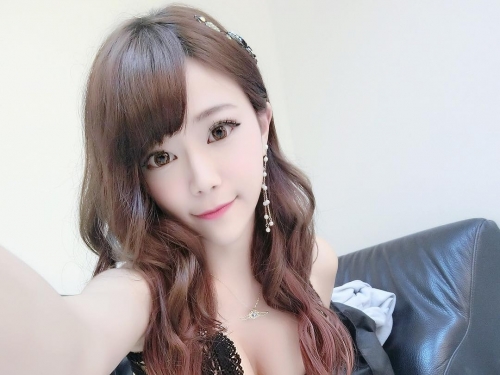 「巨乳直播主」直接端出長輩拜年囉！白皙奶球放上桌　渾圓美乳好事成雙！