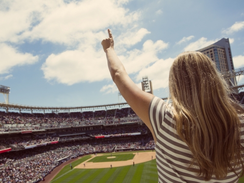 辣妹看球賽跳舞太嗨 超兇藏不住被看光 失控影片曝