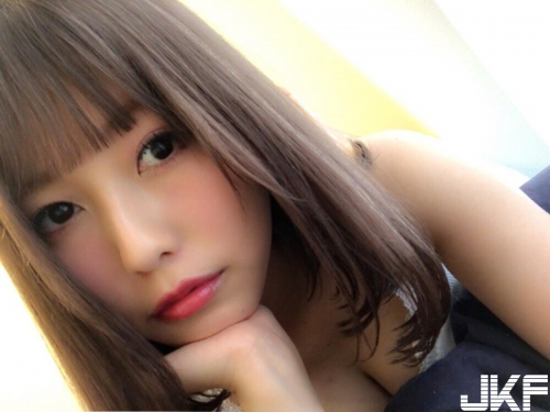 離「暗黑界」只差一步！性感女星帶H奶向女優致敬！網友坐等下海...