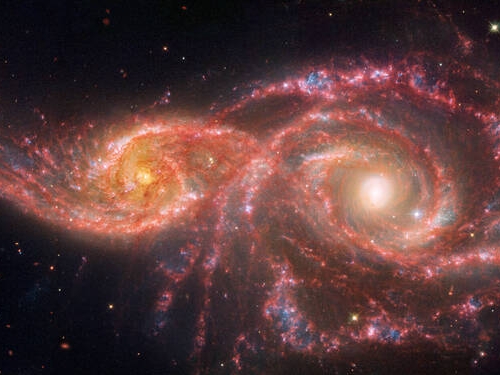 「充血雙眼」凝視宇宙！韋伯、哈伯望遠鏡目擊螺旋星系合併
