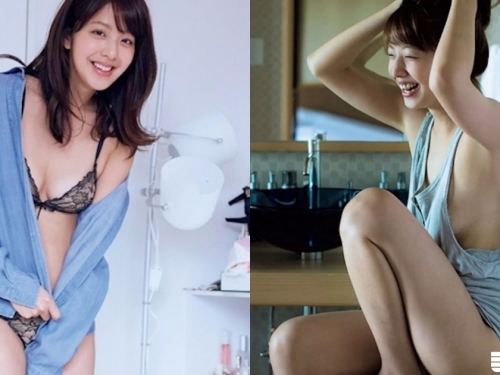 還不錯吧！女友系「天然正妹」衣物好寬鬆，側邊「粉嫩微乳」偷偷掉出來啦！