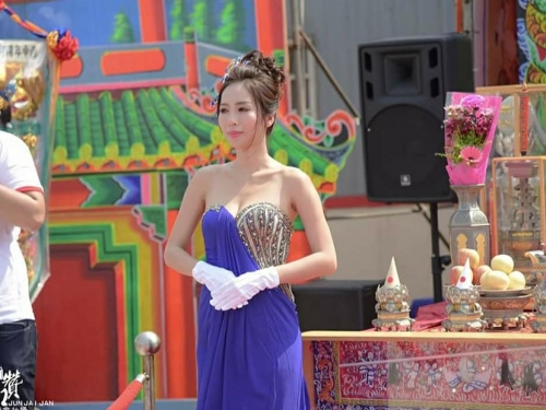 最美禮生被肉搜！原來是翹臀美姬「Tiffany甄馨」　神的侍女魅力太強