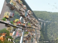 高高懸掛在橋下的房子你敢住嗎？挑戰你的傳統建築思維