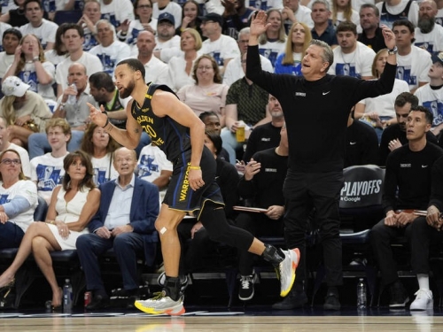 NBA季後賽》慘了！柯瑞左腿拉傷退場 本場比賽不會回歸