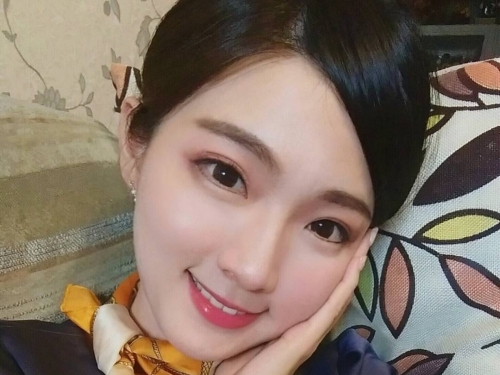 只載大老闆！商務機小隻馬「甜美空姐」笑容好清新，快被她融化了！