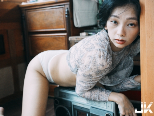 短髮麻豆「小小」的上空誘惑挑逗，「榻榻米上的自撫姿勢」太邪惡！