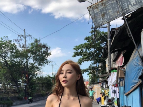 超火辣女DJ「傲人奶球」罩不住！比基尼被巨乳撐到懸空無法服貼！
