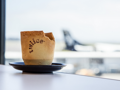 這個杯杯可以吃？紐西蘭航空推出「食用咖啡杯」用創意來響應環保！