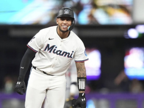 MLB》開季長打連發今敲生涯首轟 馬林魚大物締124年罕見紀錄