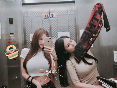 乳力全開！妹子解放大爆豐滿「渾圓乳球」，胸前深溝「又深又長」看不見盡頭