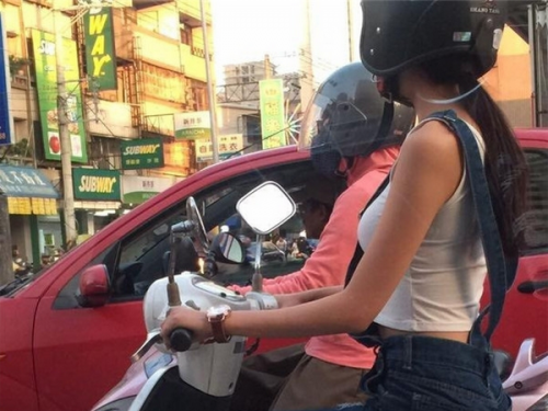停紅燈意外捕獲「側乳機車妹」 交警揮到手脫臼沒人動…馬路秒成停車場