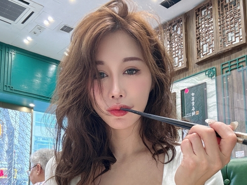 無罩登機！情慾女王「辛尤里」超薄透膚上衣，柔軟雙球都要被看光！