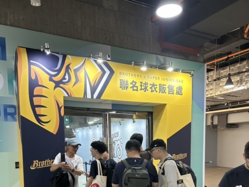 中職》超瘋狂！ 象迷提早24小時到大巨蛋搶購限量聯名球衣