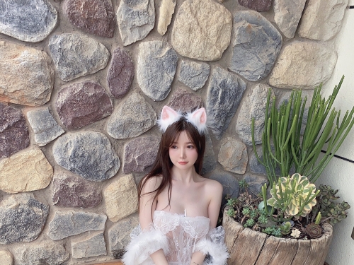 「白嫩巨乳妹」挑戰騎馬，超短洋裝秀大奶雪腿！笑問：在馬上可以震嗎？