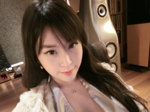 餐廳巨乳妹「超兇猛乳量」真的好犯規喔！超挑逗「用餐畫面」視線好難移開…