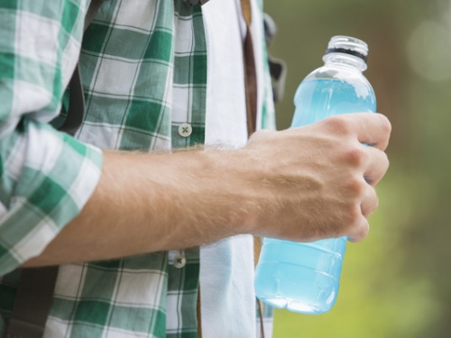 把能量飲料當水每天「狂喝8至10罐」　26歲健康男突然心臟病發