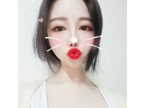 最愛滿滿的局部大特寫！韓國妹子擠爆畫面的「白嫩大奶」挑逗到不行的嫩唇：看得都熱了