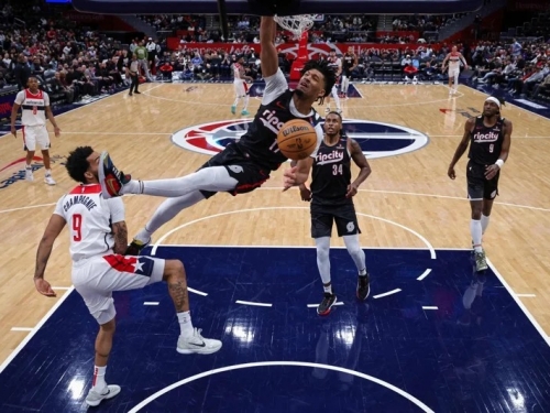 NBA》拓荒者小將扣出年度最佳灌籃 教頭為對手感到悲傷