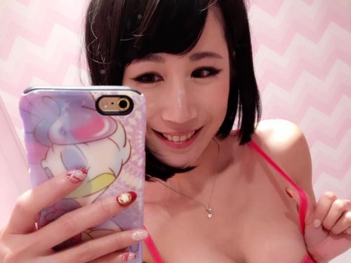 辛尤裏「爆乳跨年」脫衣拍照留念！外套一脫掉引路人瘋狂拍照…