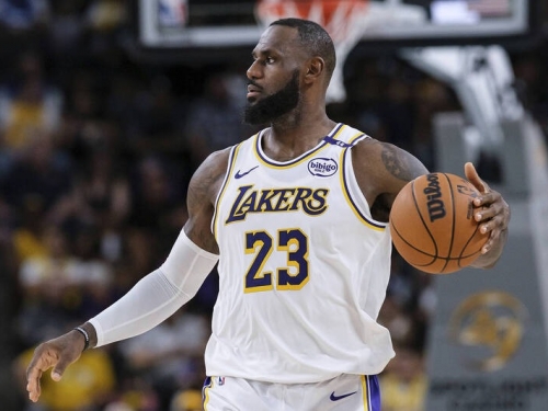 NBA》熱身賽飛老遠打公鹿 詹皇發文抱怨