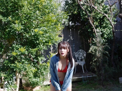 甜美妹子計程車上「偷偷掀衣」露巨乳　司機都無法專心開車了！