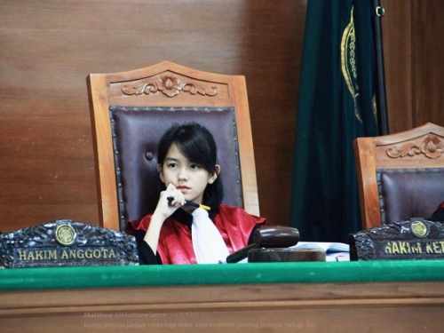 正妹女法官爆紅！清新童顏超誘惑　萬人暴動：快判我刑！