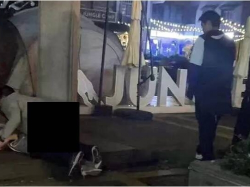 鬧區當街上演「活春宮」！ 在地人笑稱：經常發生