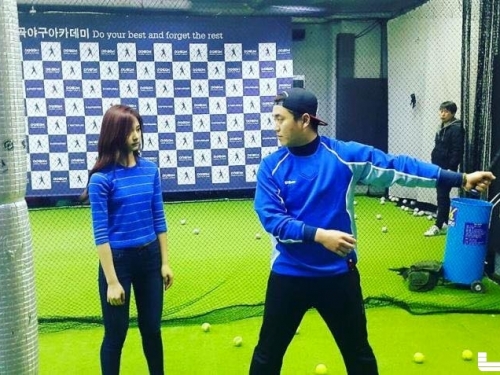 Twice周子瑜幫韓職開球儀式練習時露出小蠻腰 亞洲m 新闻网
