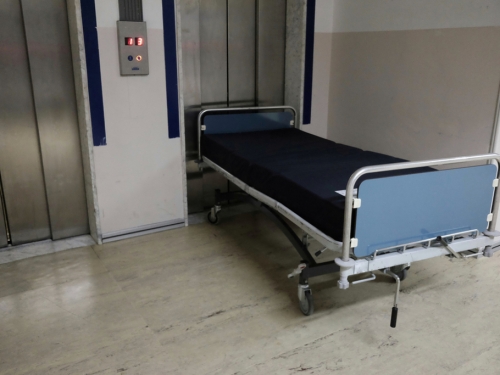 病床進電梯一半高速下墜 7旬翁倒栽蔥消失驚悚畫面曝