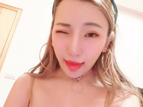 早晨福利！性感豐滿正妹「早晨叫床服務」視角好逼人，這會讓人癱在床上一整天啊！