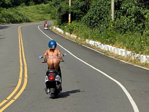 墾丁比基尼女郎翹臀騎車 網暴動：不小心又放大看