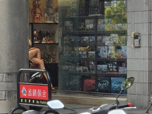 路邊見逆天美腿！裙「開衩到大腿根」 老司機一看全暴動
