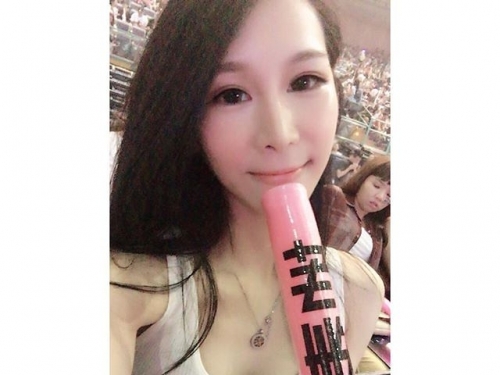 細腰嫩乳妹「佳佳」，還有一雙會笑的眼睛，仔細一神，原來是一位「機場警察」啊！
