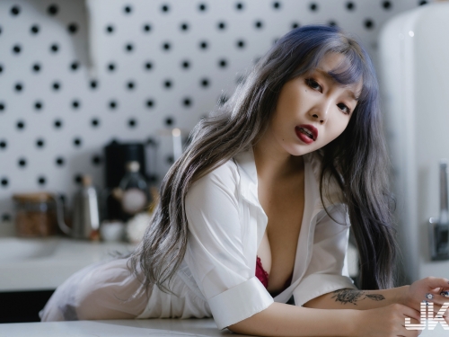 火辣香豔正妹「Stacy」在家盡情釋放女性魅力，手捧美乳秀「渾圓蜜桃臀」！